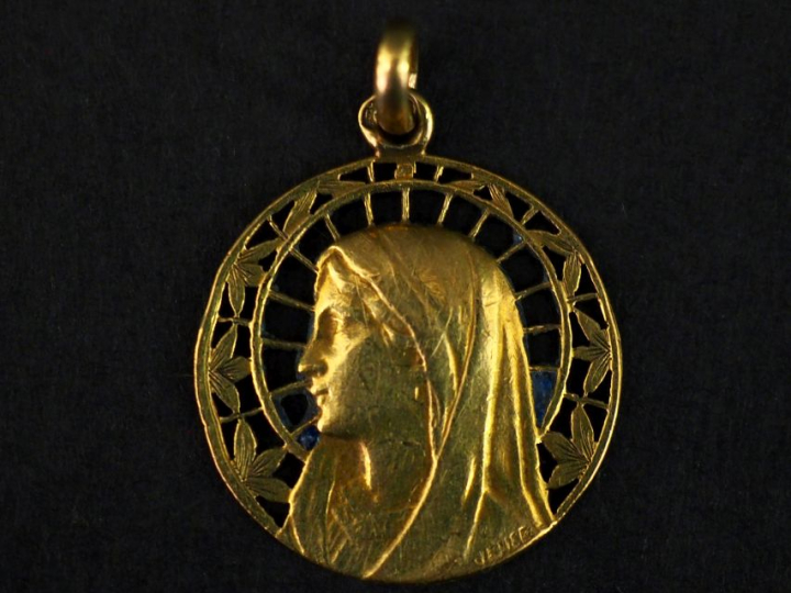 Médaille religieuse ajourée en or jaune 750, figurant la Saint Vierge 