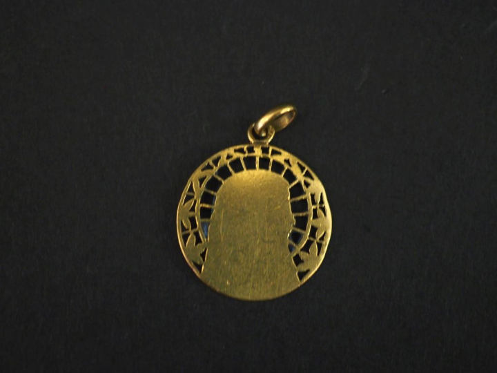 Médaille religieuse ajourée en or jaune 750, figurant la Saint Vierge 