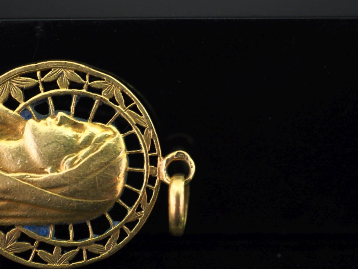 Médaille religieuse ajourée en or jaune 750, figurant la Saint Vierge 