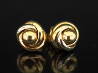 Vente aux enchères Paire de puces d'oreilles trois tons d'or 750, à décor d'entrelacs.  D