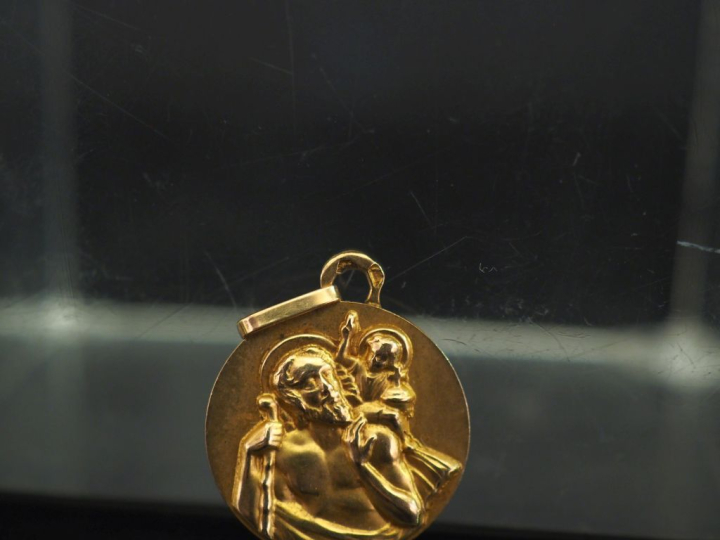 Médaille religieuse en or jaune 750, figurant Saint Jean-Baptiste port
