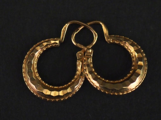 Vente aux enchères Paire de petites créoles en or jaune 750, à décor facetté.  Diam. 1,4 