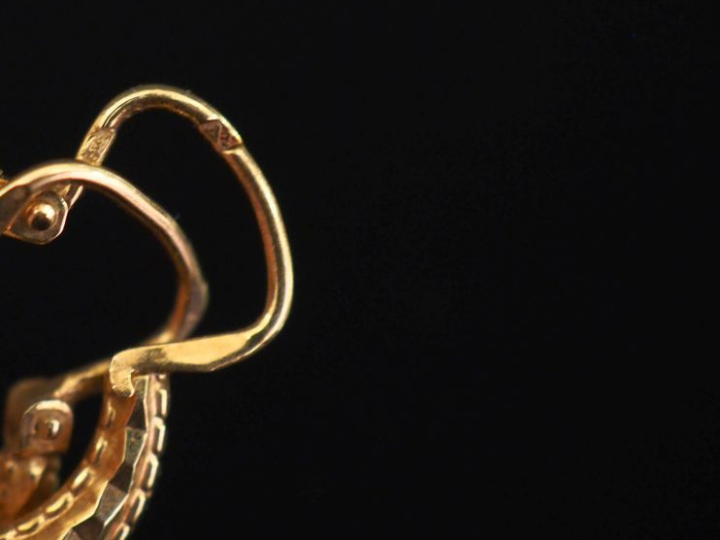 Paire de petites créoles en or jaune 750, à décor facetté.  Diam. 1,4 