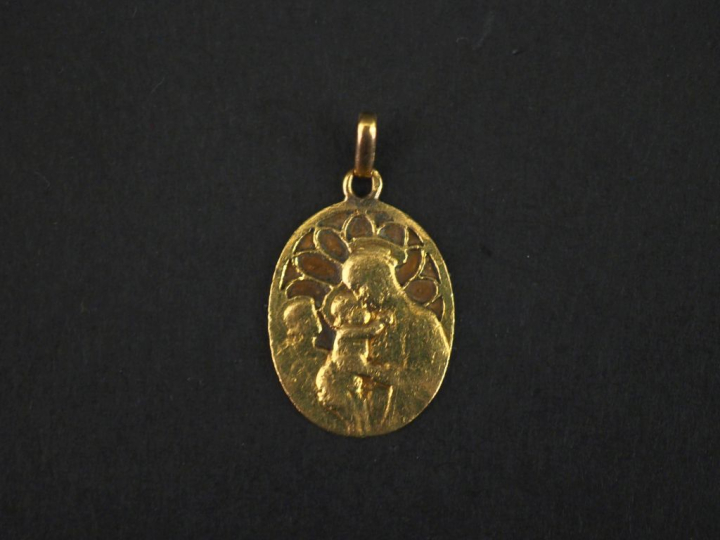 Médaille religieuse de forme ovale en or jaune 750, figurant la Vierge