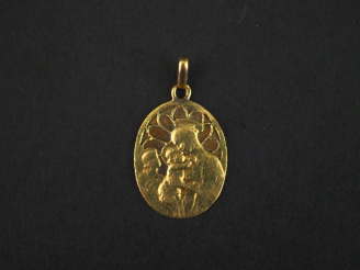 Vente aux enchères Médaille religieuse de forme ovale en or jaune 750, figurant la Vierge