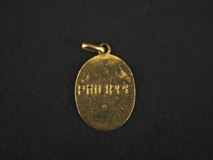 Médaille religieuse de forme ovale en or jaune 750, figurant la Vierge