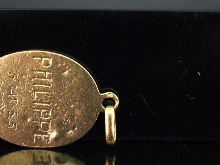 Médaille religieuse de forme ovale en or jaune 750, figurant la Vierge