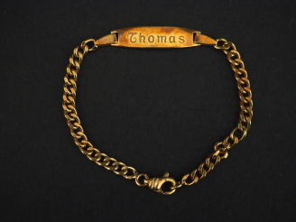Vente aux enchères Bracelet de naissance en or jaune 750, maille gourmette.  Marqué "Thom
