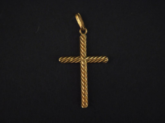 Vente aux enchères Pendentif en or jaune 750 en forme de croix, à décor de stries.  3,2 x