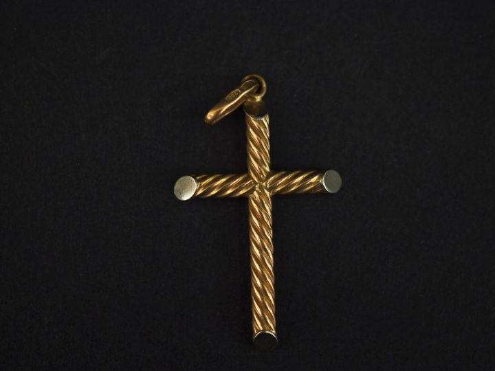 Pendentif en or jaune 750 en forme de croix, à décor de stries.  3,2 x