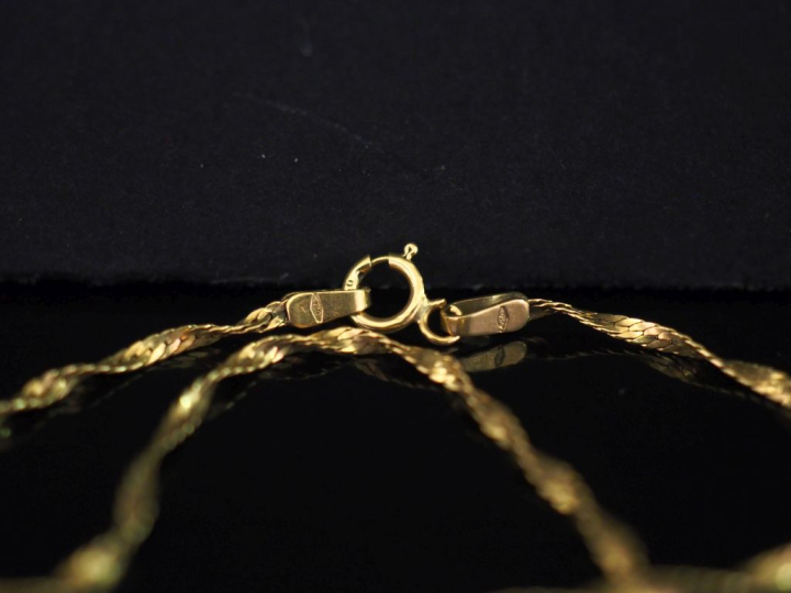 Bracelet souple en or jaune 750, maille torsadée.  Long. 18,5 cm Poids