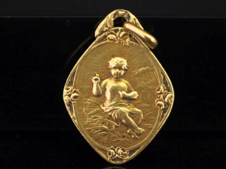 Vente aux enchères Médaille religieuse de forme losangique en or jaune 750, figurant l'En