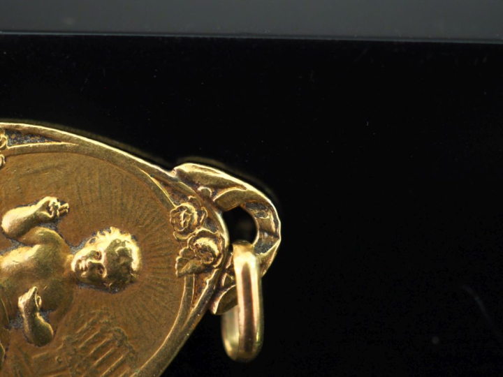 Médaille religieuse de forme losangique en or jaune 750, figurant l'En