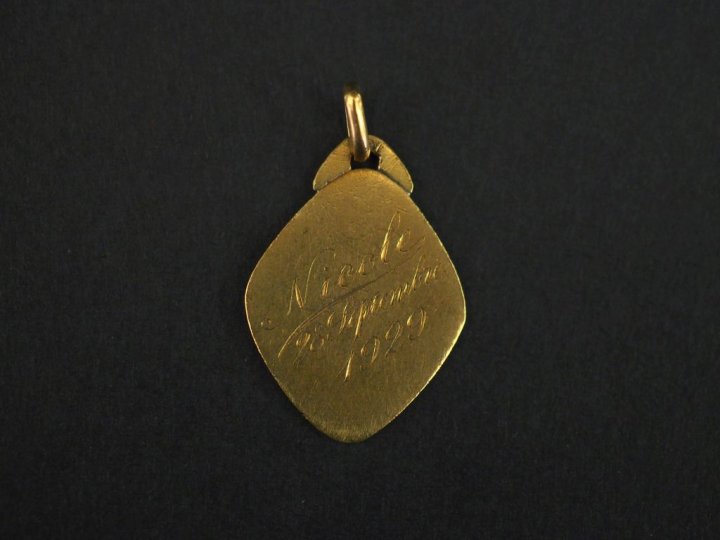 Médaille religieuse de forme losangique en or jaune 750, figurant l'En