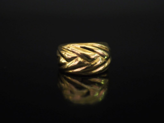 Vente aux enchères Bague de forme bombée en or jaune 750, à décor de motifs géométriques.