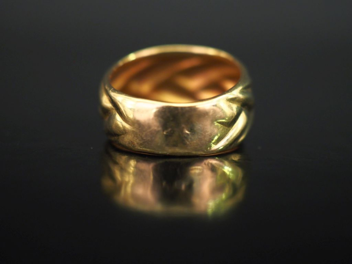 Bague de forme bombée en or jaune 750, à décor de motifs géométriques.