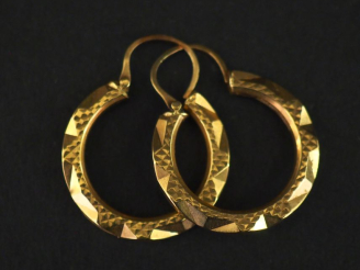 Vente aux enchères Paire de créoles facettées en or jaune 750, à décor de motifs géométri