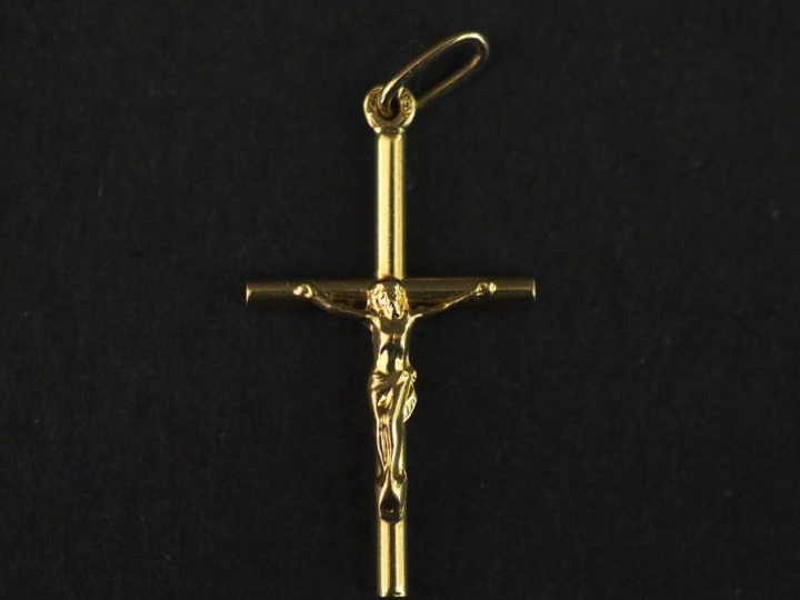 Pendentif en or jaune 750, figurant le Christ en croix. 2,5 x 1,4 cm P