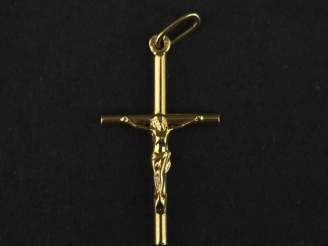 Vente aux enchères Pendentif en or jaune 750, figurant le Christ en croix. 2,5 x 1,4 cm P