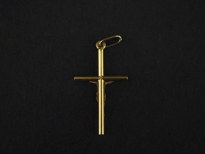 Pendentif en or jaune 750, figurant le Christ en croix. 2,5 x 1,4 cm P