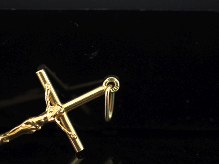 Pendentif en or jaune 750, figurant le Christ en croix. 2,5 x 1,4 cm P