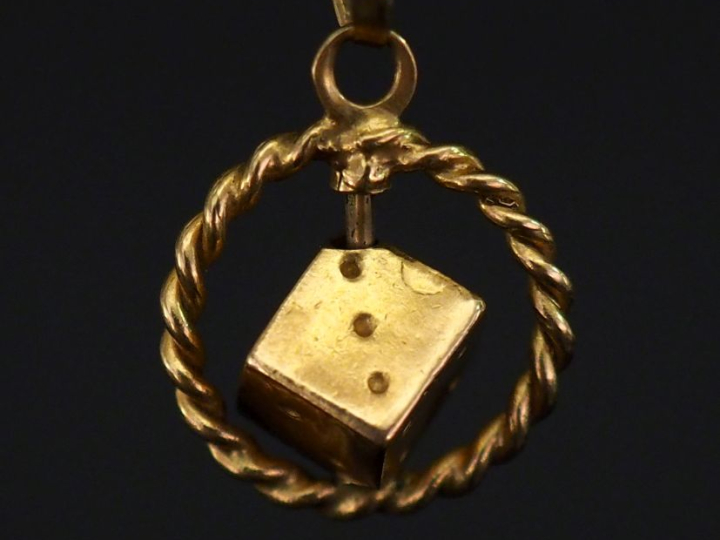 Petit pendentif en or jaune 750, à décor d'un dé en pendeloque.  Diam.