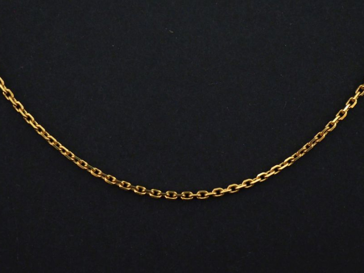 Chaine en or jaune 750, maille forçat. Long. 42,5 cm Poids. 3,20 g   
