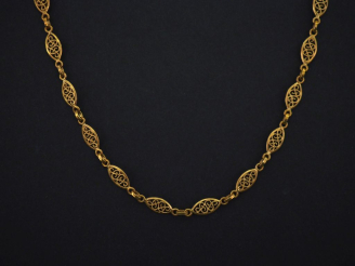 Vente aux enchères Collier souple en or jaune 750, composé de maillons ovales ajourés et 