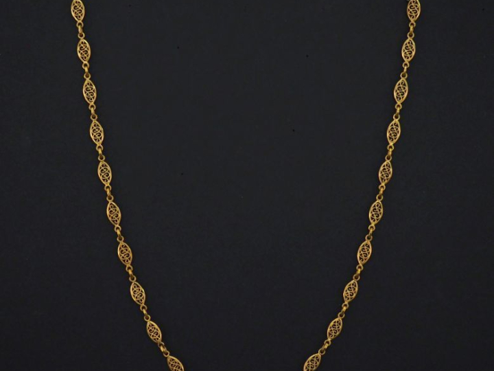 Collier souple en or jaune 750, composé de maillons ovales ajourés et 