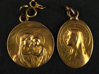 Vente aux enchères Ensemble comprenant :  - un médaille religieuse en or jaune 750, figur