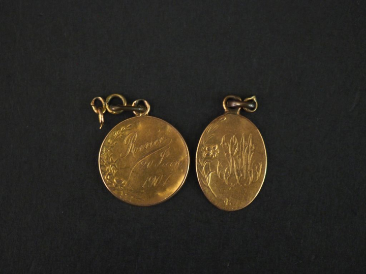 Ensemble comprenant :  - un médaille religieuse en or jaune 750, figur