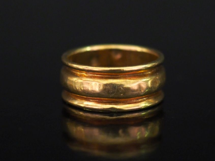 Bague bandeau en or jaune 750, à décor de cannelures.  TDD. 51 Poids. 