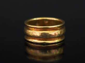 Vente aux enchères Bague bandeau en or jaune 750, à décor de cannelures.  TDD. 51 Poids. 