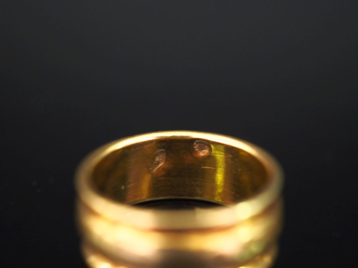 Bague bandeau en or jaune 750, à décor de cannelures.  TDD. 51 Poids. 