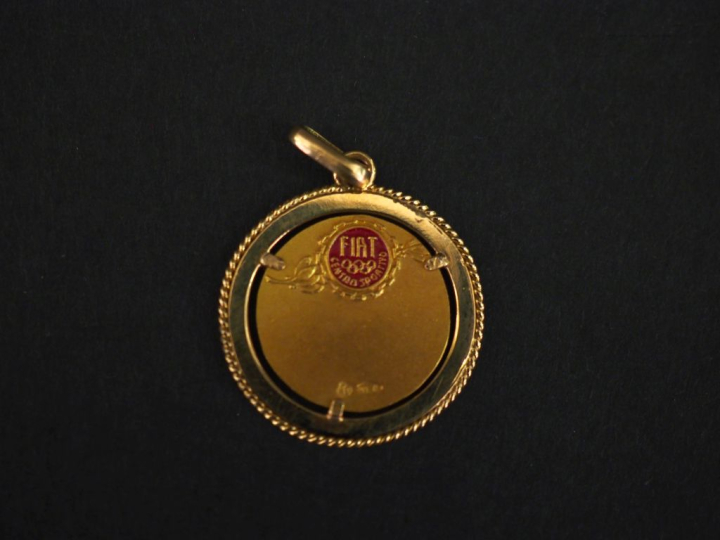 Pendentif "Fiat Centro Sportivo" en or jaune 750. Diam. 2 cm Poids. 3,