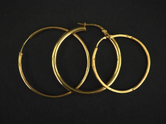 Vente aux enchères Trois différentes créoles en or jaune 750.  Poids. 3,20 g (l'une fendu