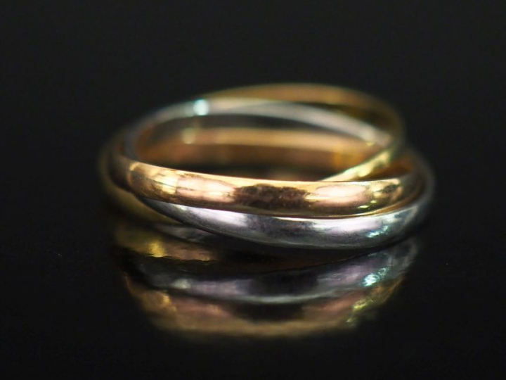 Bague trois anneaux trois tons d'or 750. TDD. 52 Poids. 3,23 g   