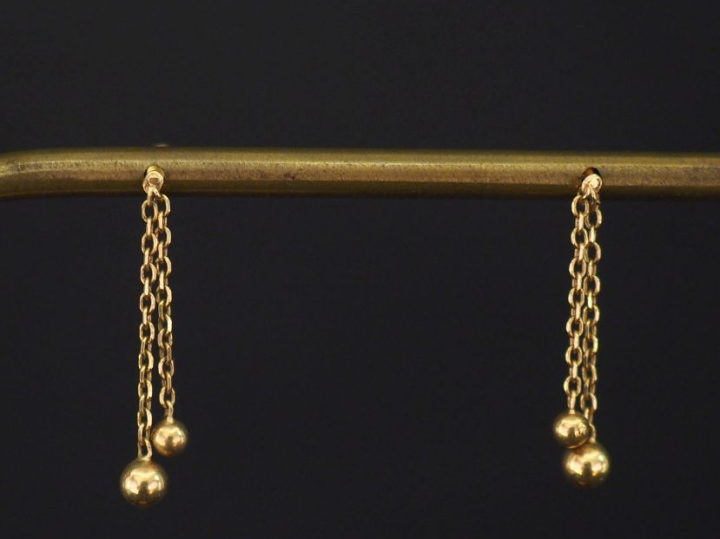 Paire de puces d'oreilles en or jaune 750, ornée de deux boules en pen