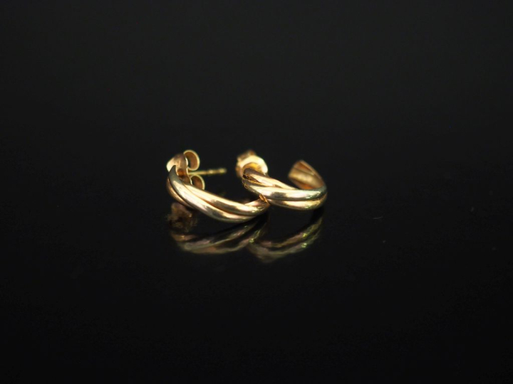 Paire de demi créoles trois tons d'or 750, à décor de côtes torses.  H