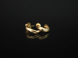 Vente aux enchères Paire de demi créoles trois tons d'or 750, à décor de côtes torses.  H