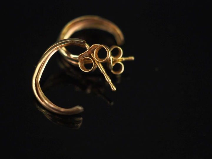 Paire de demi créoles trois tons d'or 750, à décor de côtes torses.  H