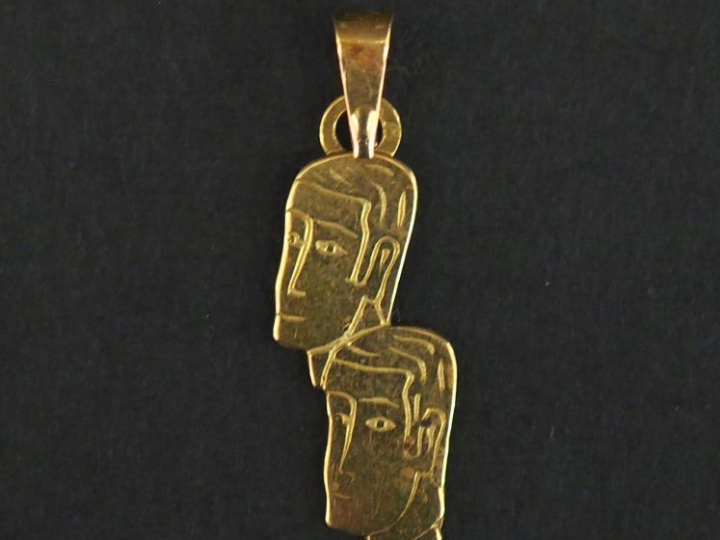 Pendentif en or jaune 750, figurant deux visages d'homme.  H. 1,8 cm (