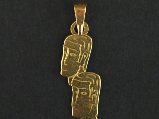 Vente aux enchères Pendentif en or jaune 750, figurant deux visages d'homme.  H. 1,8 cm (