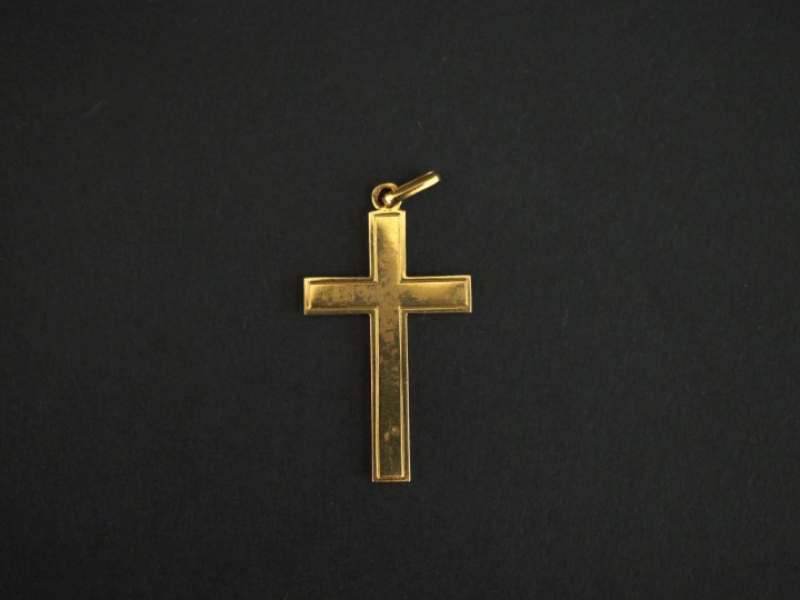 Pendentif en or jaune 750 en forme de croix.  Joli pourtour dentelé.  