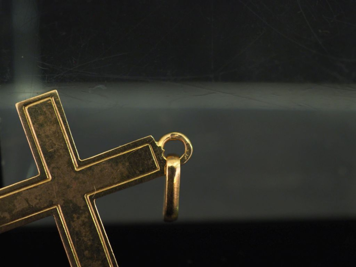 Pendentif en or jaune 750 en forme de croix.  Joli pourtour dentelé.  