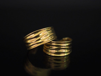 Vente aux enchères Paire de demi créoles en or jaune 750, à décor de cannelures mouvement