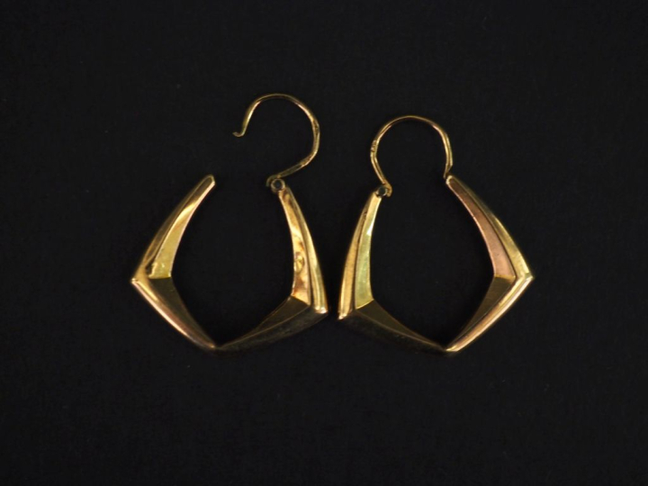 Paire de perces oreilles à pans coupés en or jaune 750. 2,4 x 2 cm Poi