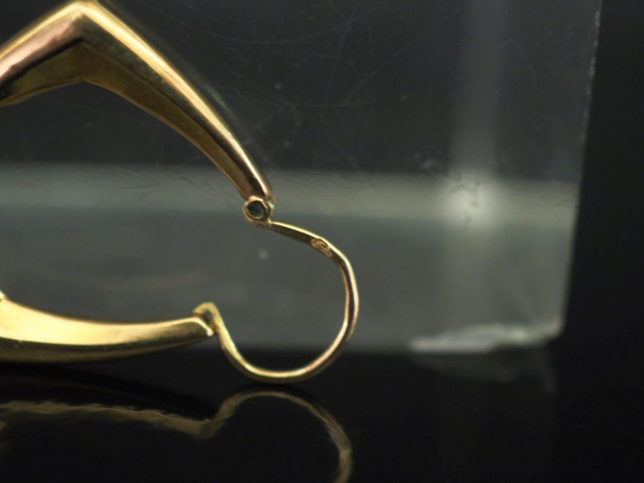 Paire de perces oreilles à pans coupés en or jaune 750. 2,4 x 2 cm Poi