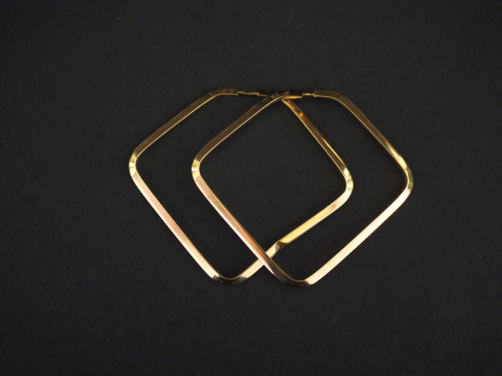 Paire de créoles de forme losangique en or jaune 750.  4 x 4,5 cm Poid