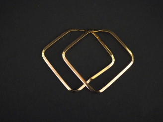 Vente aux enchères Paire de créoles de forme losangique en or jaune 750.  4 x 4,5 cm Poid